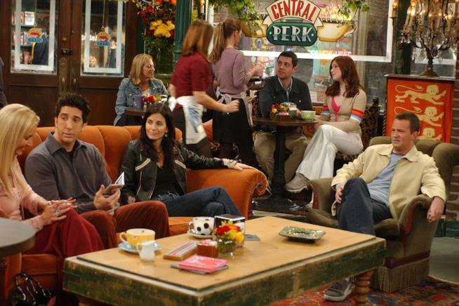 Il cast di Friends al Central Perk, l'iconico bar visto nella serie Il bar Central Perk di Friends