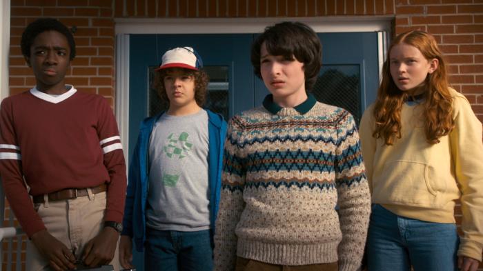 Stranger Things 2 Lucas, Dustin, Mike e Max che osservano qualcosa sconvolti