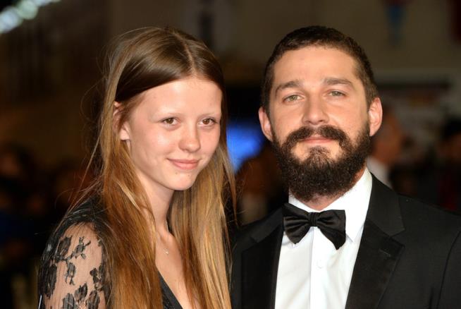 Shia LaBeouf divorzia da Mia Goth Shia LaBeouf e Mia Goth sul red carpet del BFI London Film Festival