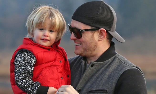 Michael Bublè aggiorna i fan sulle condizioni di salute del figlio Noah Una tenera immagine di Michael Bublé con il piccolo Noah