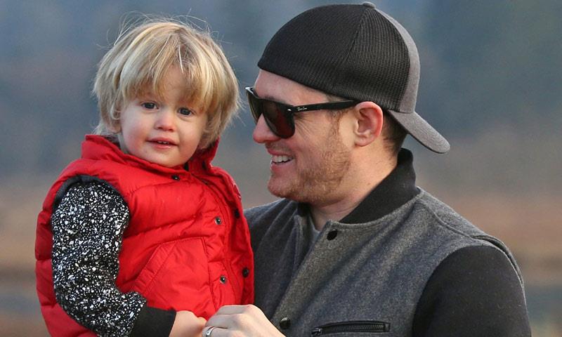 Michael Bublè aggiorna i fan sulle condizioni di salute del figlio Noah Una tenera immagine di Michael Bublé con il piccolo Noah