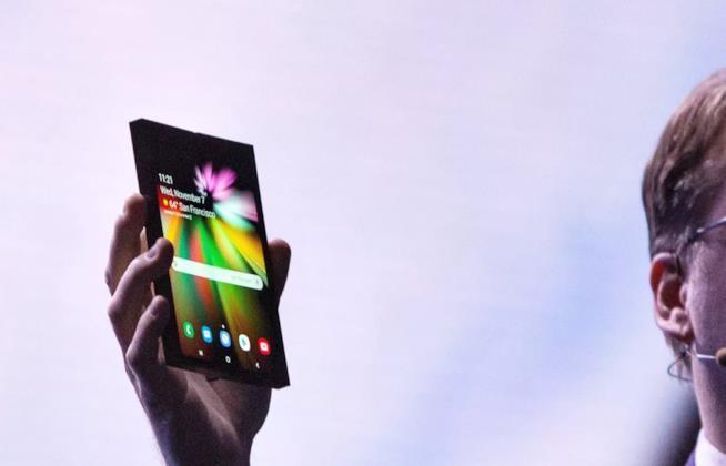 Svelati importanti dettagli sul dispositivo pieghevole di Samsung, tra cui il proibitivo prezzo Il dispositivo pieghevole di Samsung presentato da Justin Denison alla SDC 2018