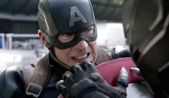 Captain America: Civil War, nel nuovo spot TV si affrontano Cap e Black Panther Black Panther graffia lo scudo di Steve Rogers nel nuovo spot TV di Captain America: Civil War
