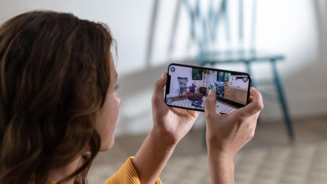 iPhone XS, modelli troppo grandi per le mani delle donne? Una ragazza utilizza il nuovo iPhone XS
