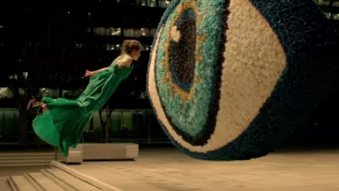 Spike Jonze ha diretto il nuovo video per Kenzo Immagine tratta dal video diretto da Spike Jonze per Kenzo