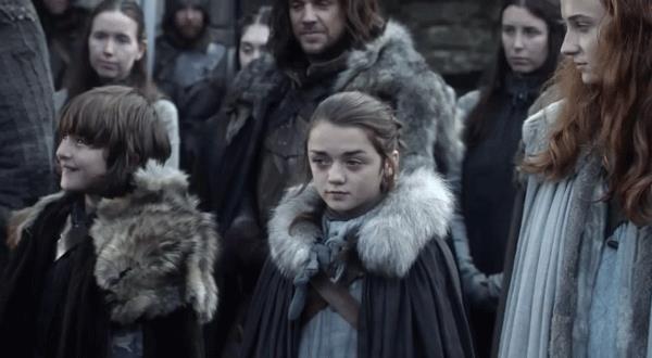 Game of Thrones: il finale secondo Bran, Arya e Sansa Isaac Hempstead-Wright, Maisie Williams e Sophie Turner in Game of Thrones 1x01