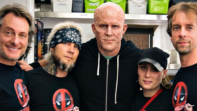 Deadpool 2 termina le riprese e Ryan Reynolds scherza sul film Ryan Reynolds sul set di Deadpool 2 con alcuni membri della crew