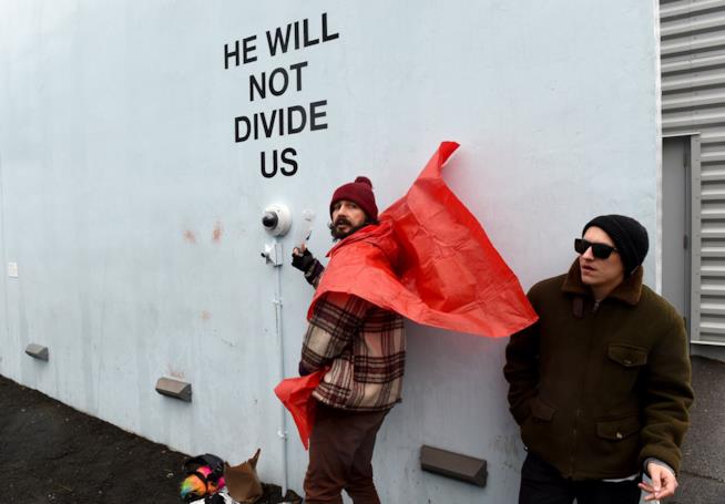 Shia LaBeauf arrestato a New York per aggressione Shia LaBeouf durante la manifestazione He Will Not Divide Us