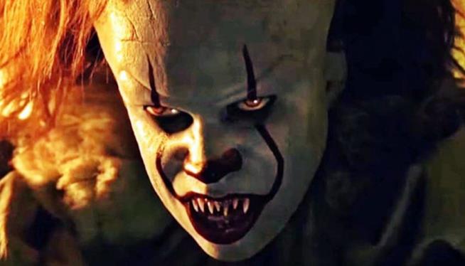 IT: Capitolo Due, prime immagini di Pennywise sul set Bill Skarsgard nei panni di Pennywise