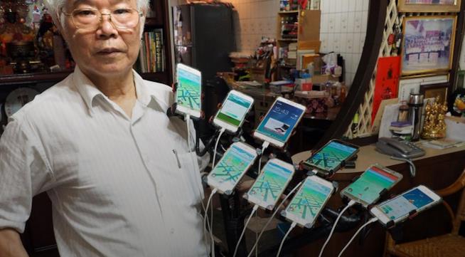 Il 70enne che gioca a Pokemon Go con 11 smartphone è il miglior video di YouTube della settimana Primo piano di Chen San-yuan con i suoi 9 smartphone
