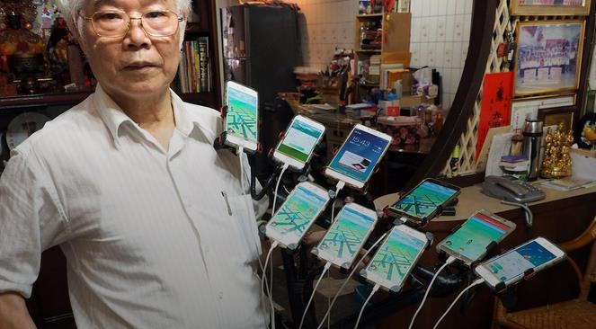 Il 70enne che gioca a Pokemon Go con 11 smartphone è il miglior video di YouTube della settimana Primo piano di Chen San-yuan con i suoi 9 smartphone