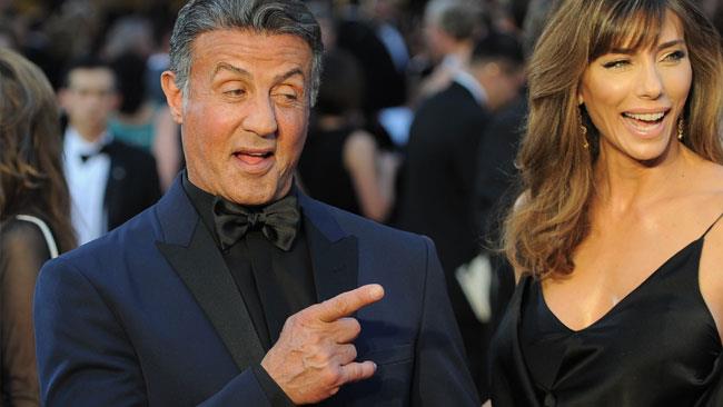 Sylvester Stallone non è morto! Sylvester Stallone fa le corna