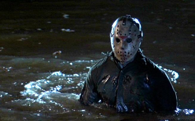 Venerdì 13: la statua di Jason Voorhees in fondo a un lago La statua di Jason Voorhees in fondo a un lago