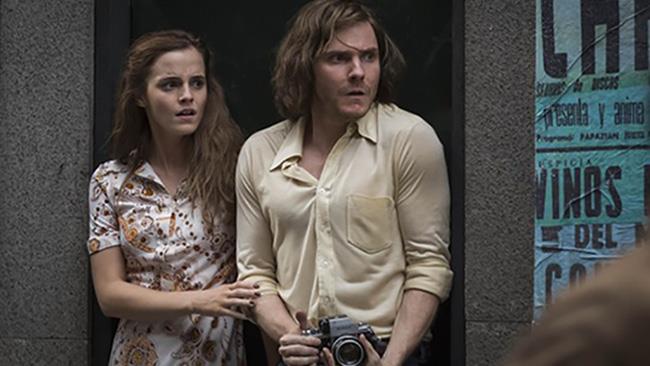 Nel trailer di Colonia, nuovo film con Emma Watson si lotta per la libertà Emma Watson e Daniel Bruhl in una scena di Colonia, il nuovo film con Emma Watson