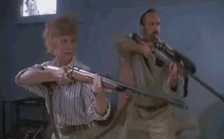 Burt contro un Graboid Burt e la moglie si difendono da un Graboid