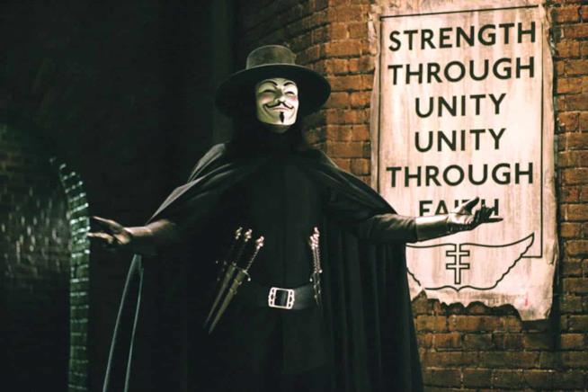Le frasi più belle del film V per Vendetta Hugo Weaving è V in V per Vendetta