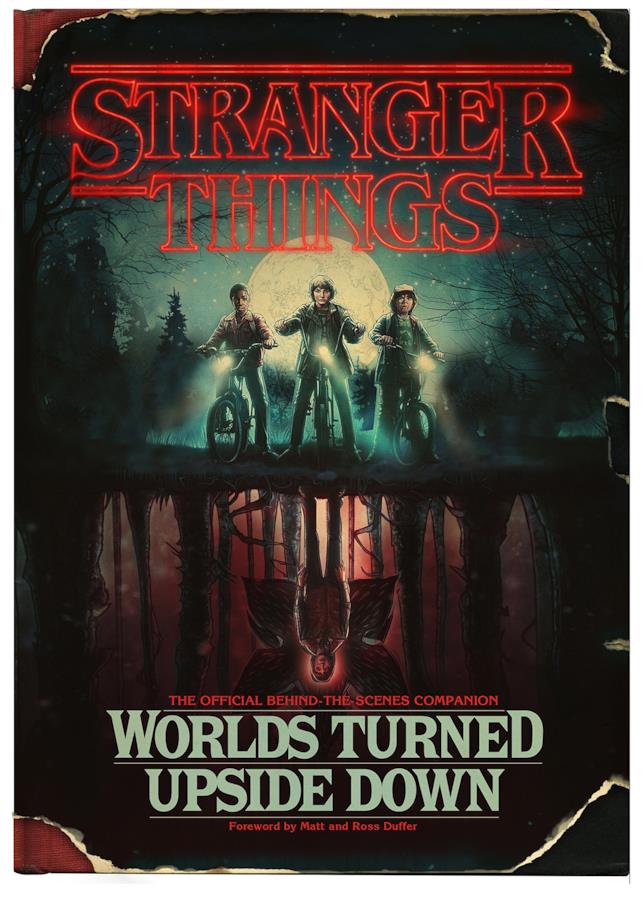 La copertina di Stranger Things: Worlds Turned Upside Down Il libro Stranger Things: Worlds Turned Upside Down