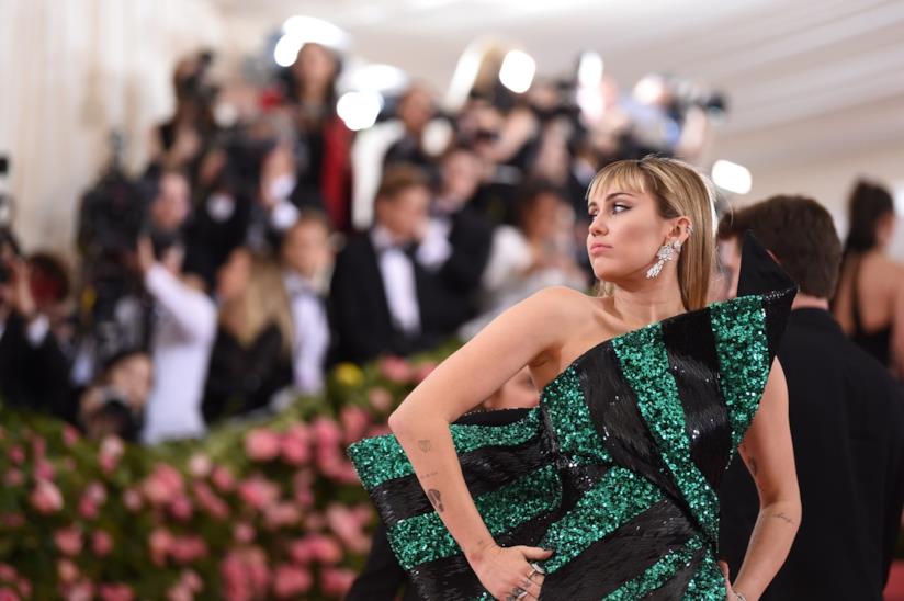 Miley Cyrus risponde alle critiche online Miley Cyrus in posa sul red carpet del Met Gala 2019