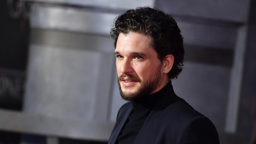 Kit Harington ha aiutato i fan a completare la raccolta fondi lanciata in suo onore Kit Harington sul red carpet