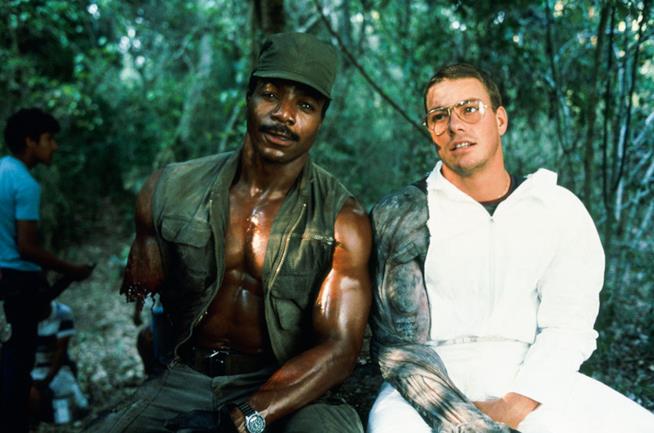 Predator, il cult sci-fi compie 30 anni: ecco perché Van Damme lasciò il film Carl Weathers e Jean-Claude Van Damme in una foto dal set