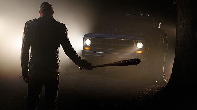 Una t-shirt di The Walking Dead è stata ritirata da una catena di negozi inglesi perché giudicata razzista Negan con Lucille prima della celebre conta