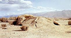 Tremors 1990 Un Graboid compare davanti a Val ed Earl nel film del 1990