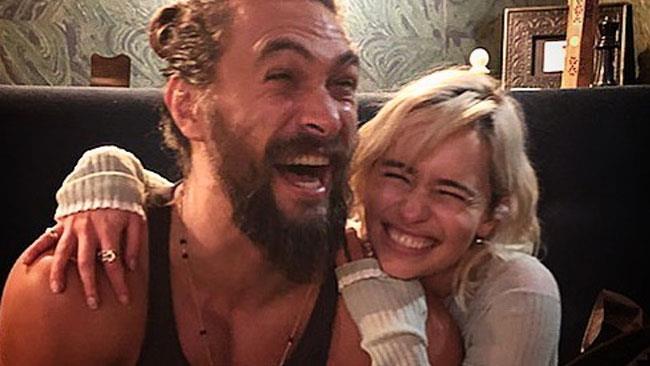 Reunion per le star di GoT Emilia Clarke e Jason Momoa Jason Momoa ed Emilia Clarke sorridenti