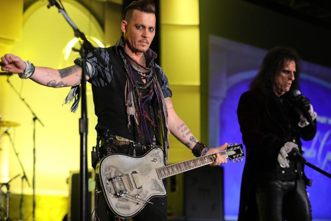 Johnny Depp incanta il pubblico con la cover di Heroes in tour con gli Hollywood Vampires Johnny Depp sul palco con gli Hollywood Vampires