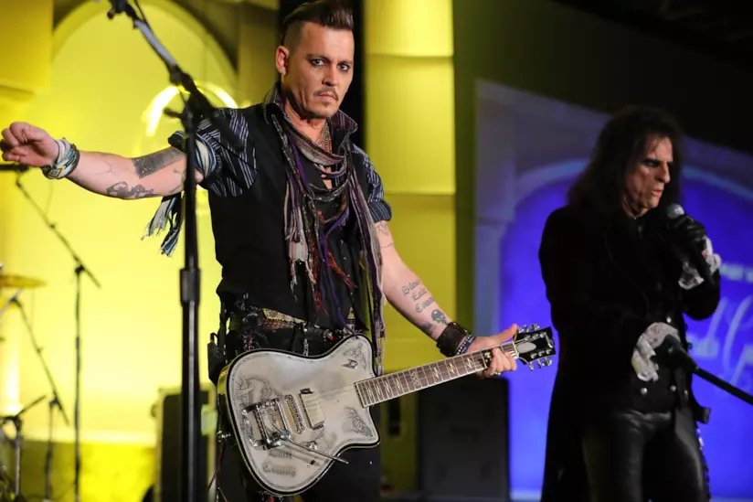 Johnny Depp incanta il pubblico con la cover di Heroes in tour con gli Hollywood Vampires Johnny Depp sul palco con gli Hollywood Vampires