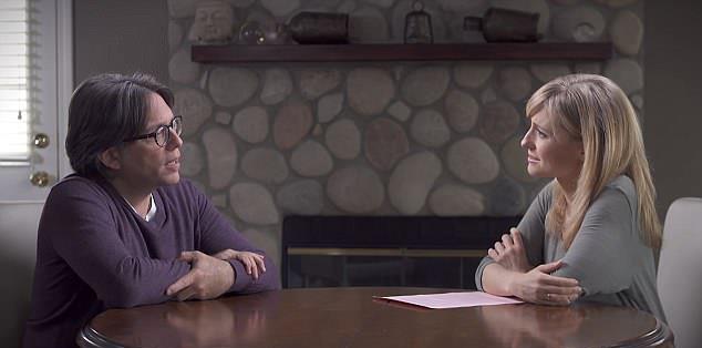 Keith Raniere e Allison Mack Keith Raniere e Allison Mack parlano in un video per YouTube