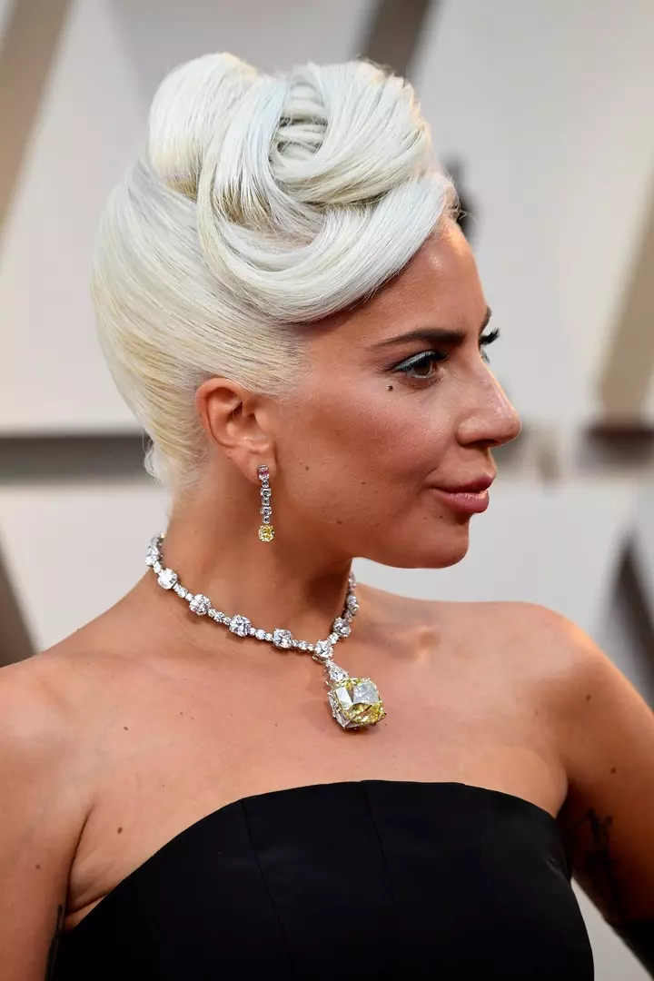 Lady Gaga porta al collo un prezioso gioiello di Tiffany Lady Gaga ha impreziosito il suo look con un gioiello di Tiffany