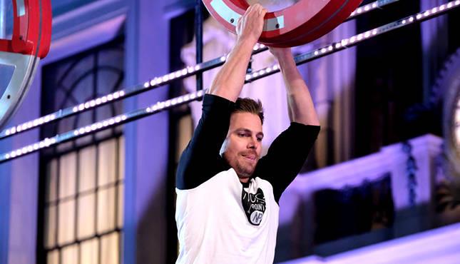 Stephen Amell ad American Ninja Warrior Stephen Amell impegnato in una sfida fisica per American Ninja Warrior