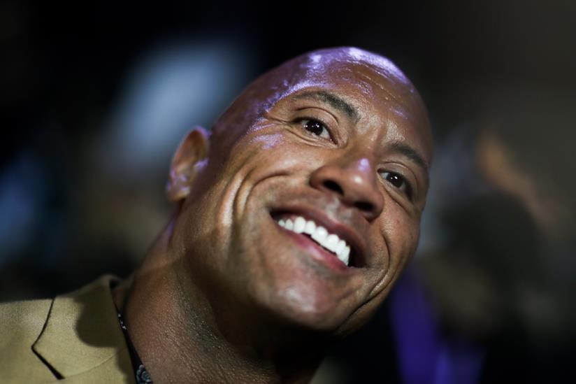 Dwayne Johnson incontra la sua nuova statua di cera al Madame Tussauds Un sorridente Dwayne Johnson