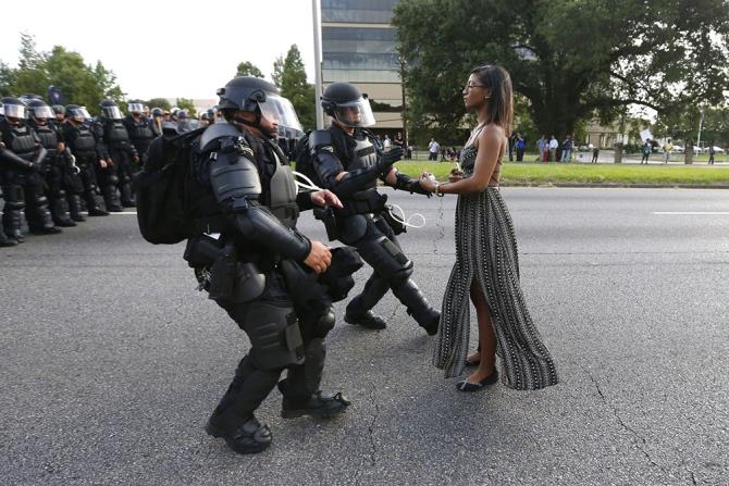 Kendall Jenner fa discutere per lo spot girato per Pepsi La foto con l'attivista Leshia Evans