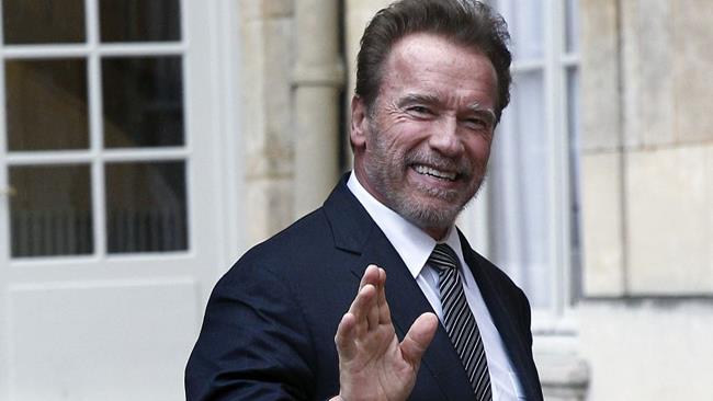 Arnold Schwarzenegger rincorso da un elefante in Africa Arnold Schwarzenegger