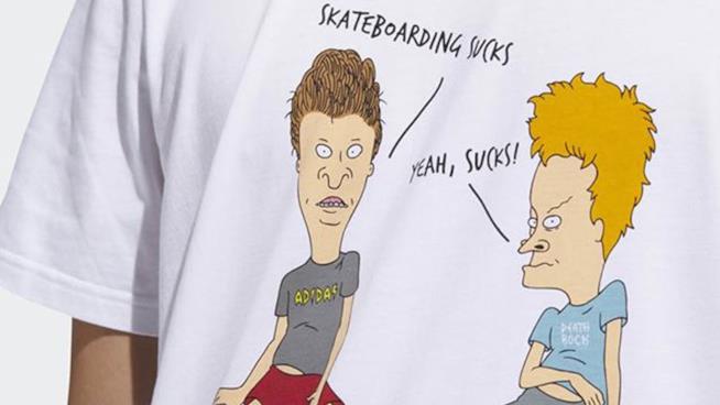 Ecco la collezione di scarpe e abbigliamento a tema Beavis & Butt-Head Beavis e Butt-Head intenti a guardare la TV