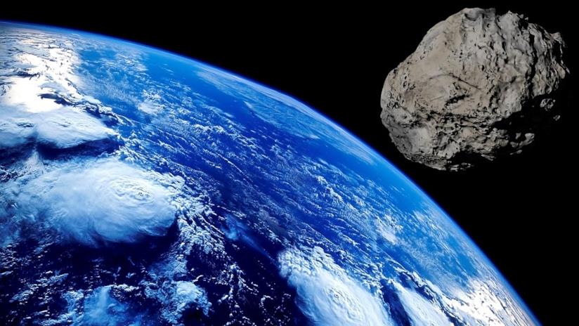 Rilevati superconduttori 'extraterrestri' in alcuni meteoriti Un'immagine che ritrae un meteorite (a destra) e il pianeta Terra (a sinistra)