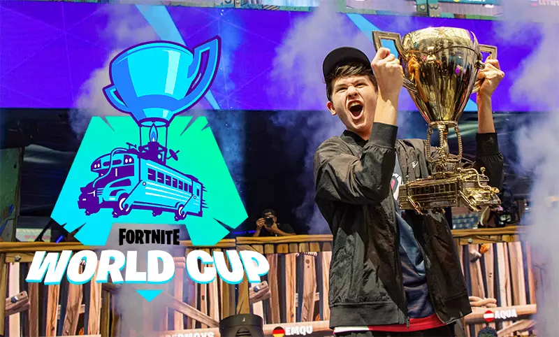 Bugha trionfa alla Fortnite World Cup 2019: primo premio da 3 milioni di dollari Bugha alla Fortnite World Cup 2019 mentre alza il trofeo