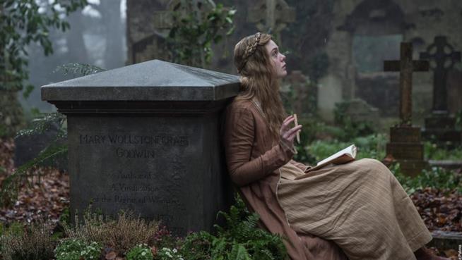 Elle Fanning è Mary Shelley nella prima foto ufficiale del film Elle Fanning in una scena di Mary Shelley