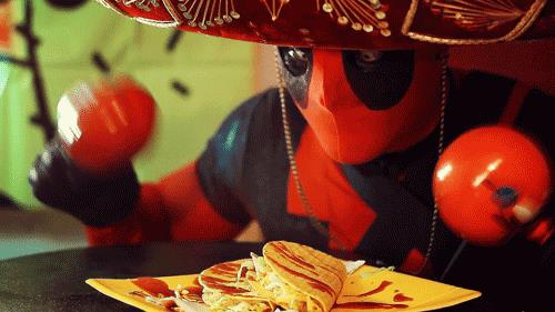 Deadpool contempla le chimichangas Gif di Deadpool che festeggia davanti a un piatto di