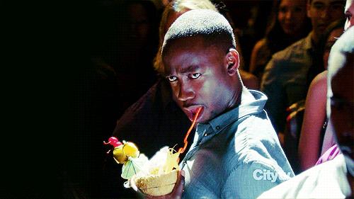 Wilson di New Girl beve un cocktail New Girl, Wilson beve un drink e si scatena