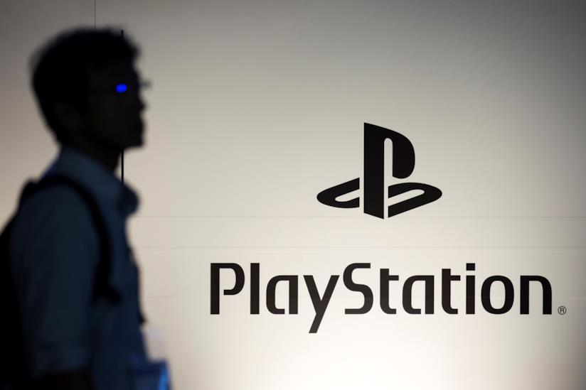 PS5 costerà 499 euro? Lo rivela un rivenditore Il logo di PlayStation presso uno stand al Tokyo Game Show