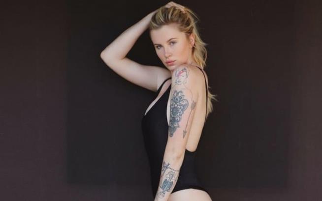 Ireland Baldwin in topless contro il bodyshaming Ireland Baldwin in costume da bagno