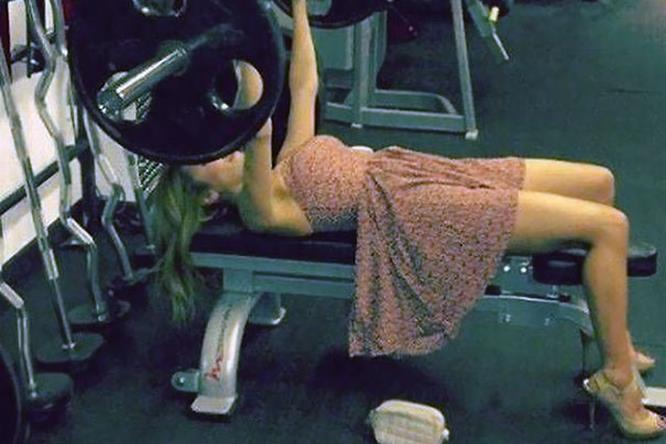 Allennarsi prima di un appuntamento galante In palestra: ragazza con gonna e tacchi