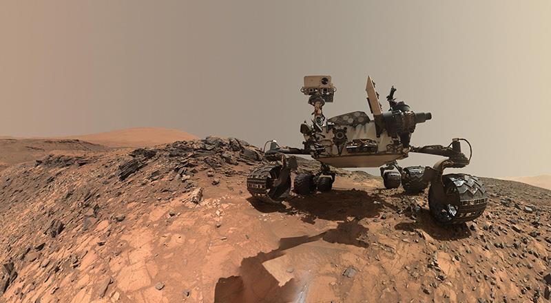 Il rover Curiosity studia la vera sabbia della superficie di Marte Primo piano del rover Curiority su un promontorio di Marte