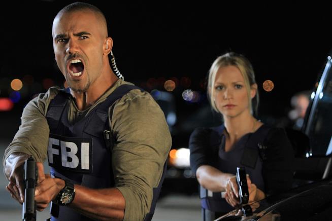6 motivi per cui le ragazze amano i crime show Una scena di Criminal Minds con Derek Morgan che impugna una pistola