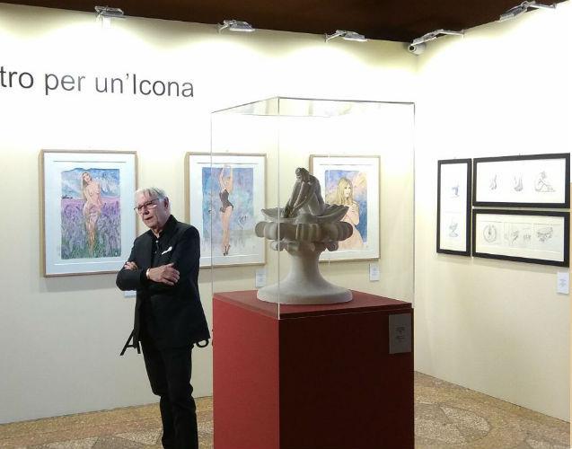 Milo Manara e una miniatura della scultura dedicata a Brigitte Bardot Miniatura della scultura di manara dedicata a Brigitte Bardot