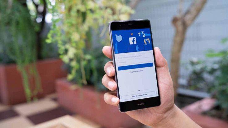Chiusa la partnership tra Facebook e Huawei dopo l'esecutivo di Trump La pagina di log-in di Facebook su uno smartphone Huawei