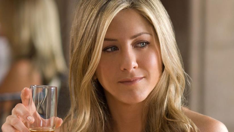 Il photoshoot per i 51 anni di Jennifer Aniston infiamma il web Jennifer Aniston sotto il flash dei fotografi