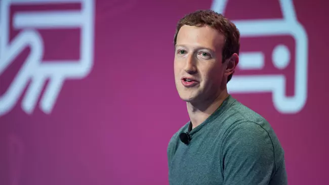 Mark Zuckerberg in un'intervista del 2005 beve birra e parla di Facebook Mark Zuckerberg parla a un evento ufficiale